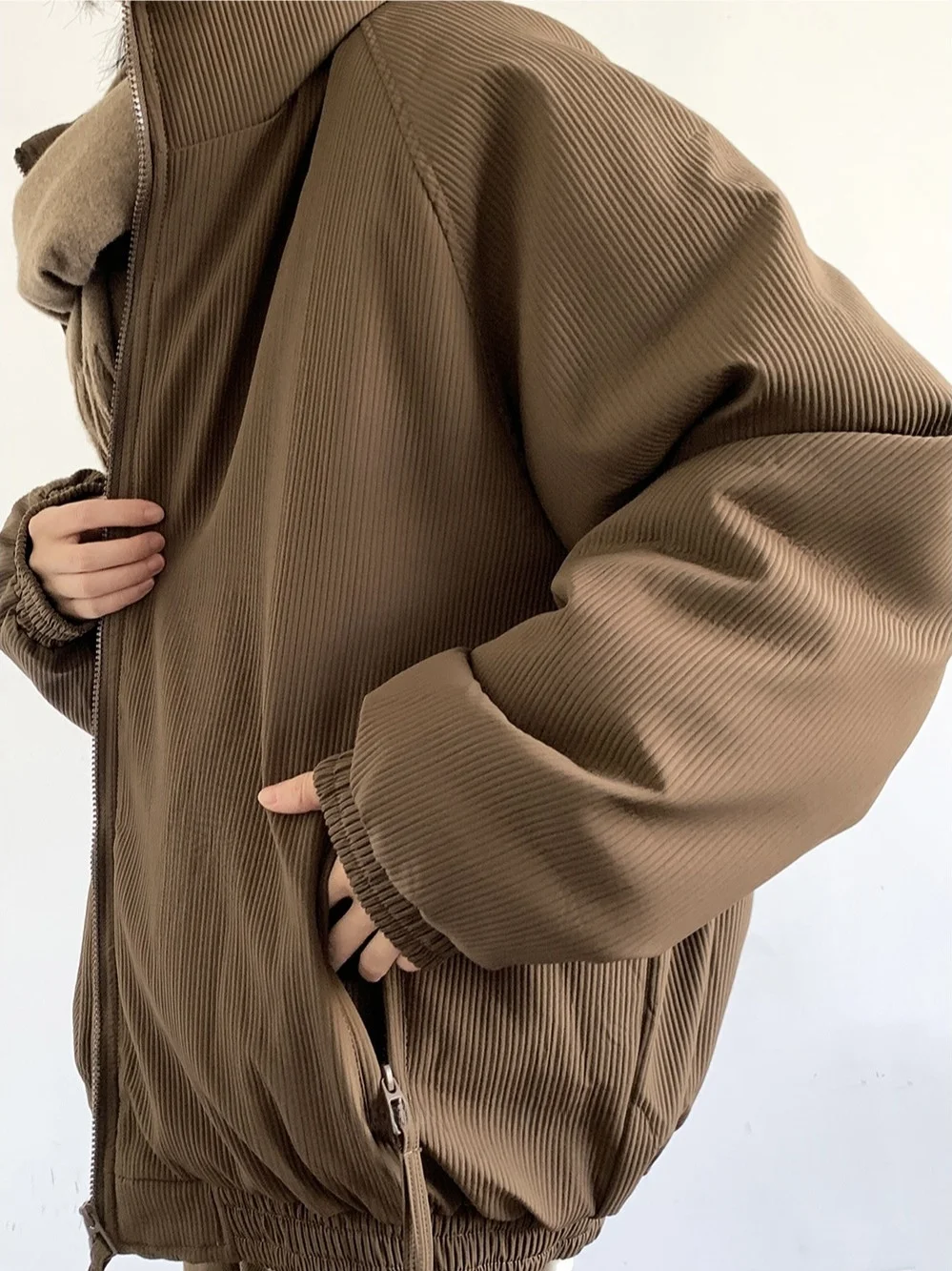 Neutralny amerykański retro płaszcz damski w pionowe paski z bawełny, uniwersalny, ocieplany, zapinany na zamek, długi płaszcz.