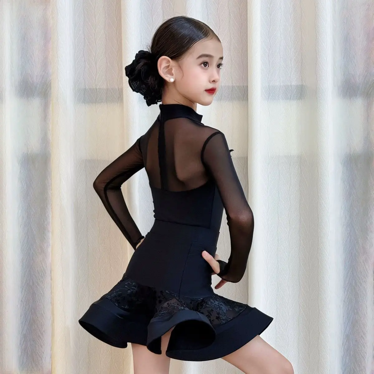 Schwarzes Latein-Tanzkleid für Mädchen, hochgeschlossener Kragen, lange Ärmel, Tanzbekleidung für Kinder, Cha-Cha, Standardtanz, Swing-Tanz, Trainingskostüm. – Detail 5