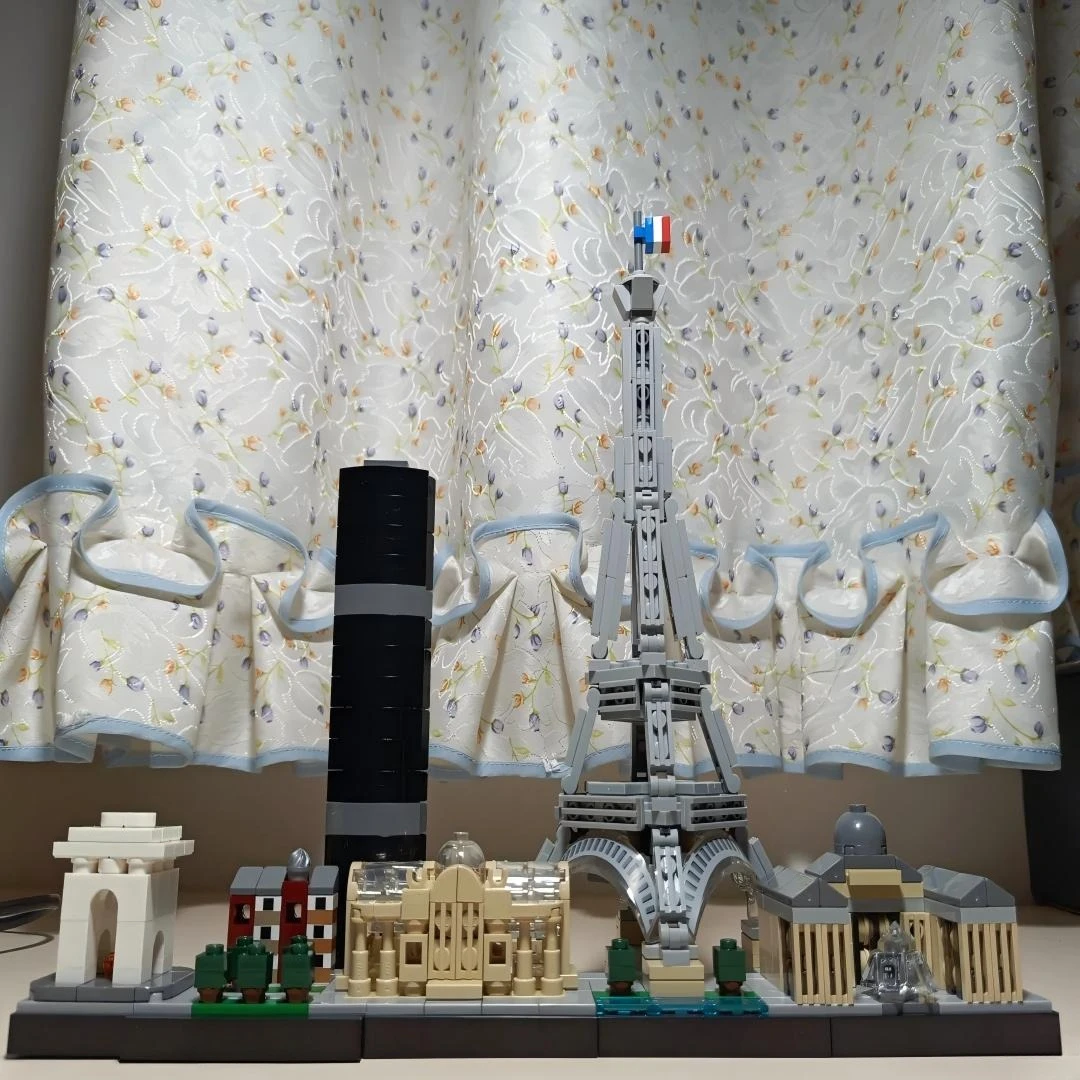 Zabytkowe budowle w Paryżu 21044 Zestawy klocków odpowiednie na prezenty świąteczne Kompatybilne z elementami Lego, 649 elementów.