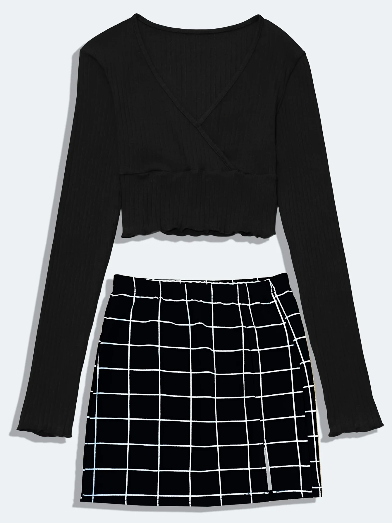 ارتدي تي شيرت قصير برقبة على شكل حرف V مع إحساس تصميم فريد، وقميص نحيف بأكمام طويلة للنساء، وتنورة مربعة باللونين الأسود والأبيض