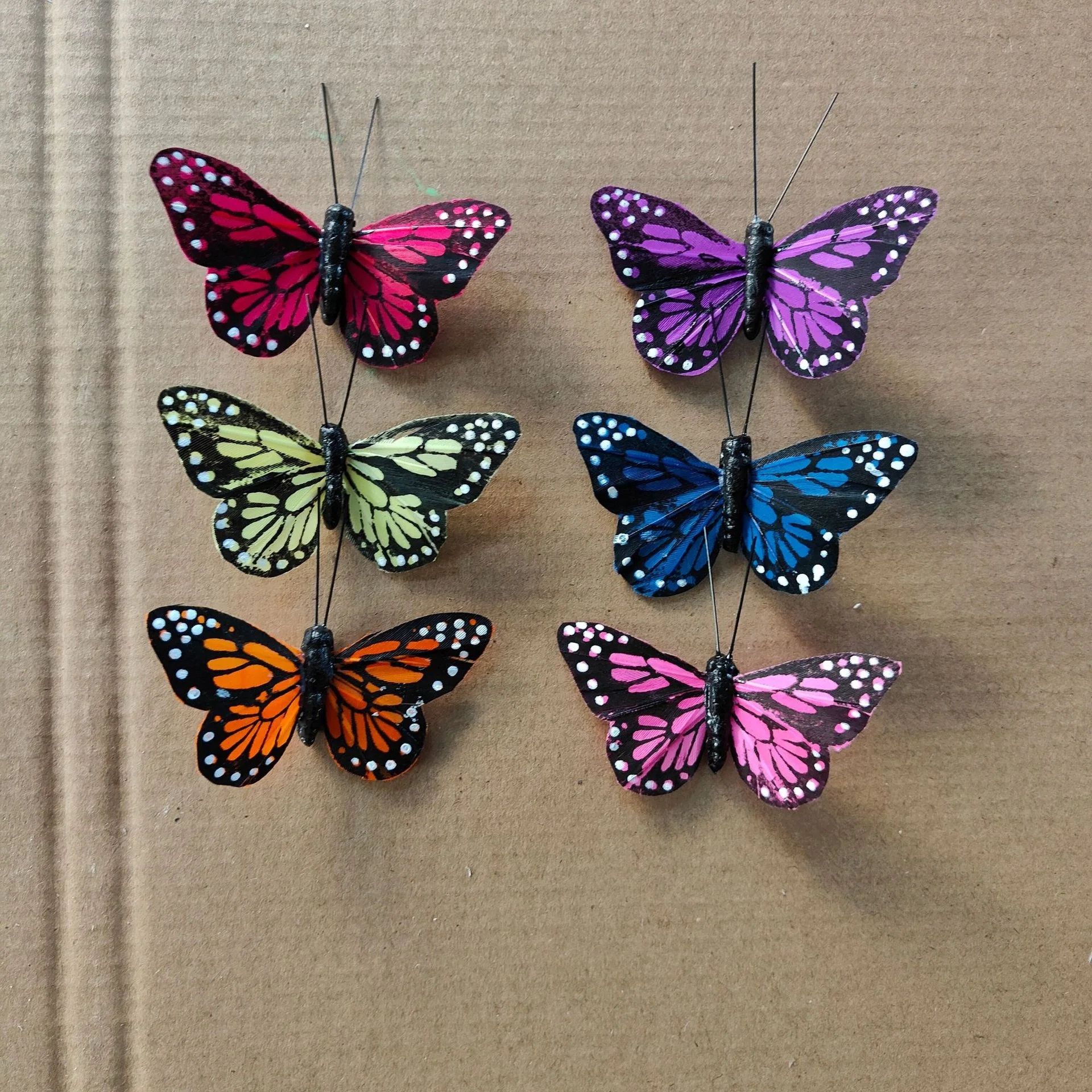 فراشات ريشة صناعية مصنوعة يدويًا على شكل فراشة مونارك لتزيين حفلات الزفاف والهالوين