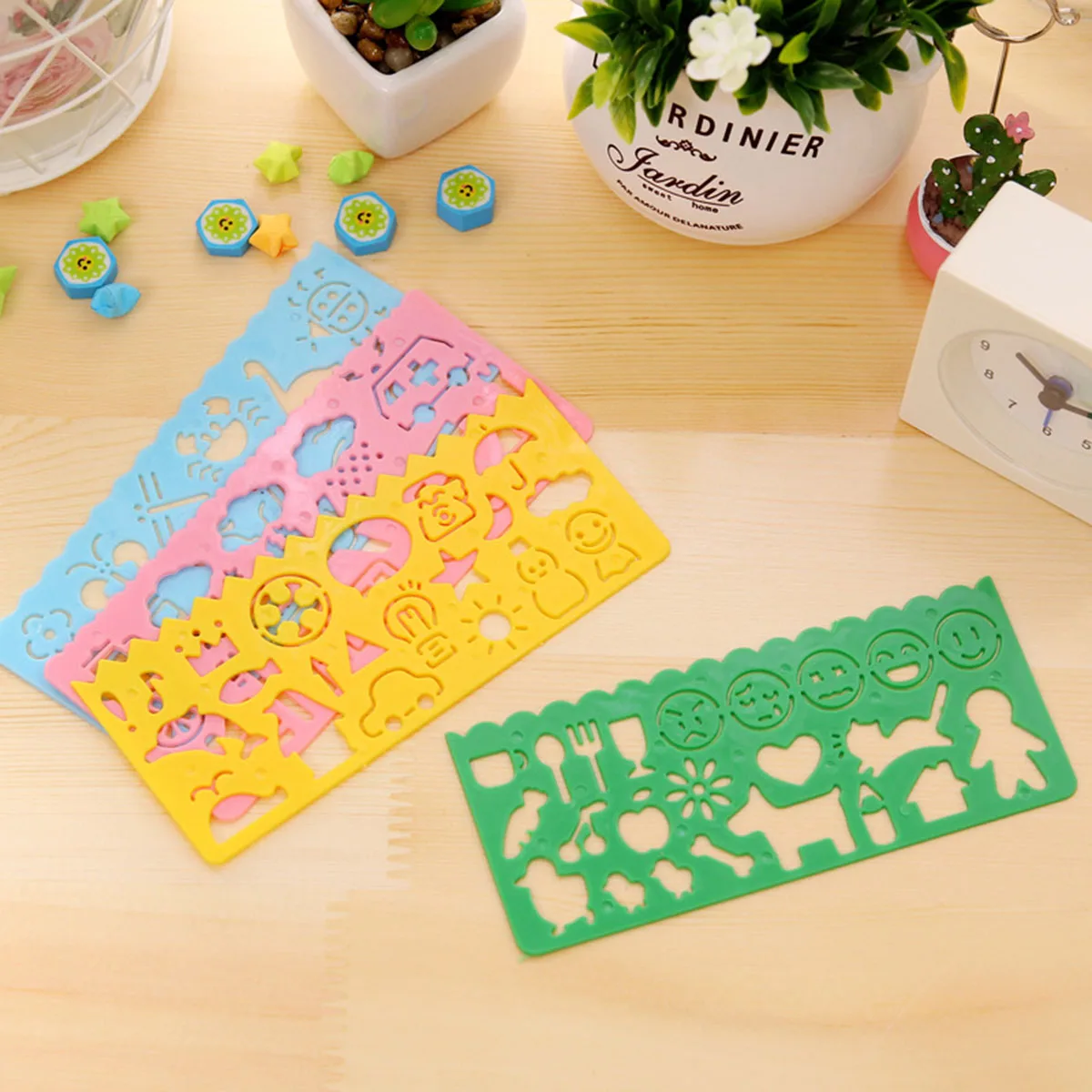 4 قطع مسطرة متعددة الوظائف متعددة الاستخدامات بأنماط لطيفة مختلفة، مسطرة رسم قرطاسية مبتكرة للطلاب