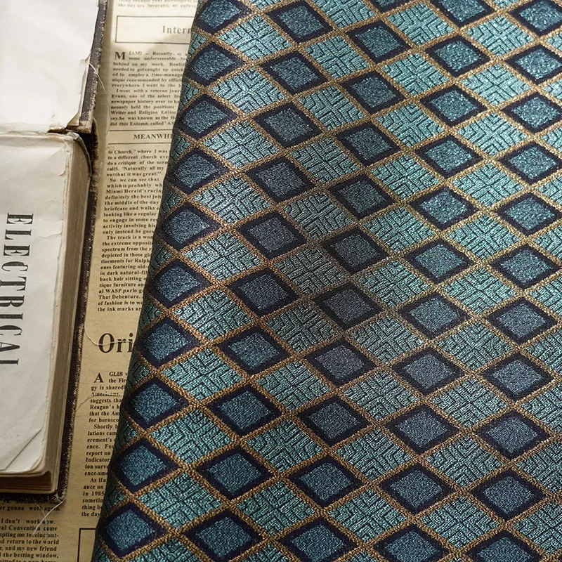 

Золотая шелковая пряжа жаккардовая ткань с ромбовидной решеткой, блестящее свадебное платье, жесткая пышная юбка, рубашка, костюм, модный дизайн, швейная ткань