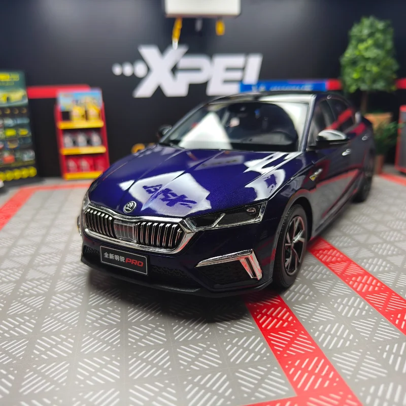 Diecast 1:18 Scale Skoda Octavia Pro Original Factory Full Car Door-opening Alloy Car Model Collectible Toy Gift Souvenir