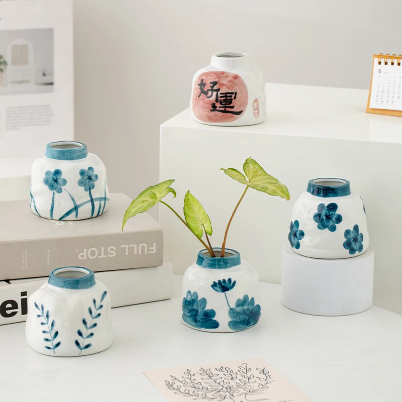 

Retro hand-painted ceramic vase, small size, luxurious and high-end, with a sense of sophistication and exclusivity.
