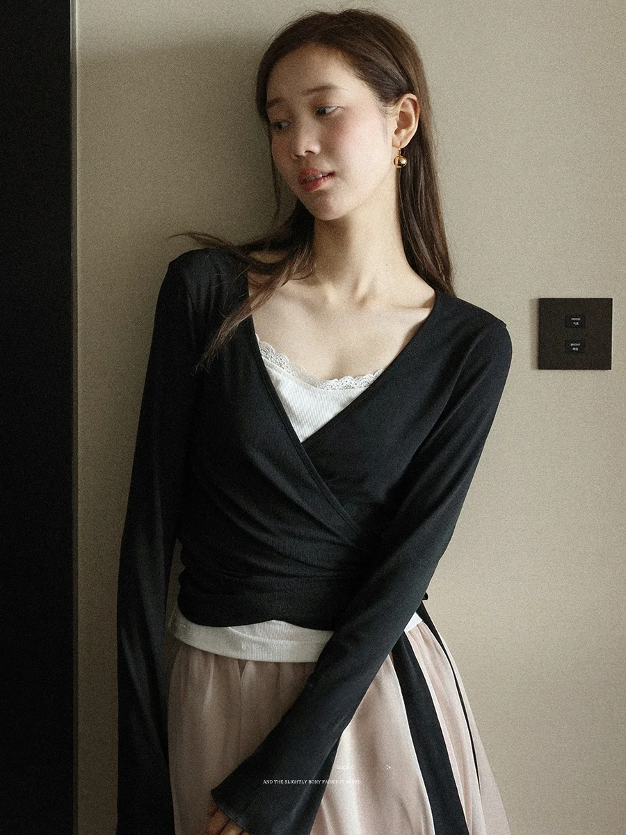 

Lalaglow Gentle Law V-neck Slim Fit Long Sleeve T-shirt Korean Style Knitted Top with Belt Elegant Casual Women's Spring Fashion