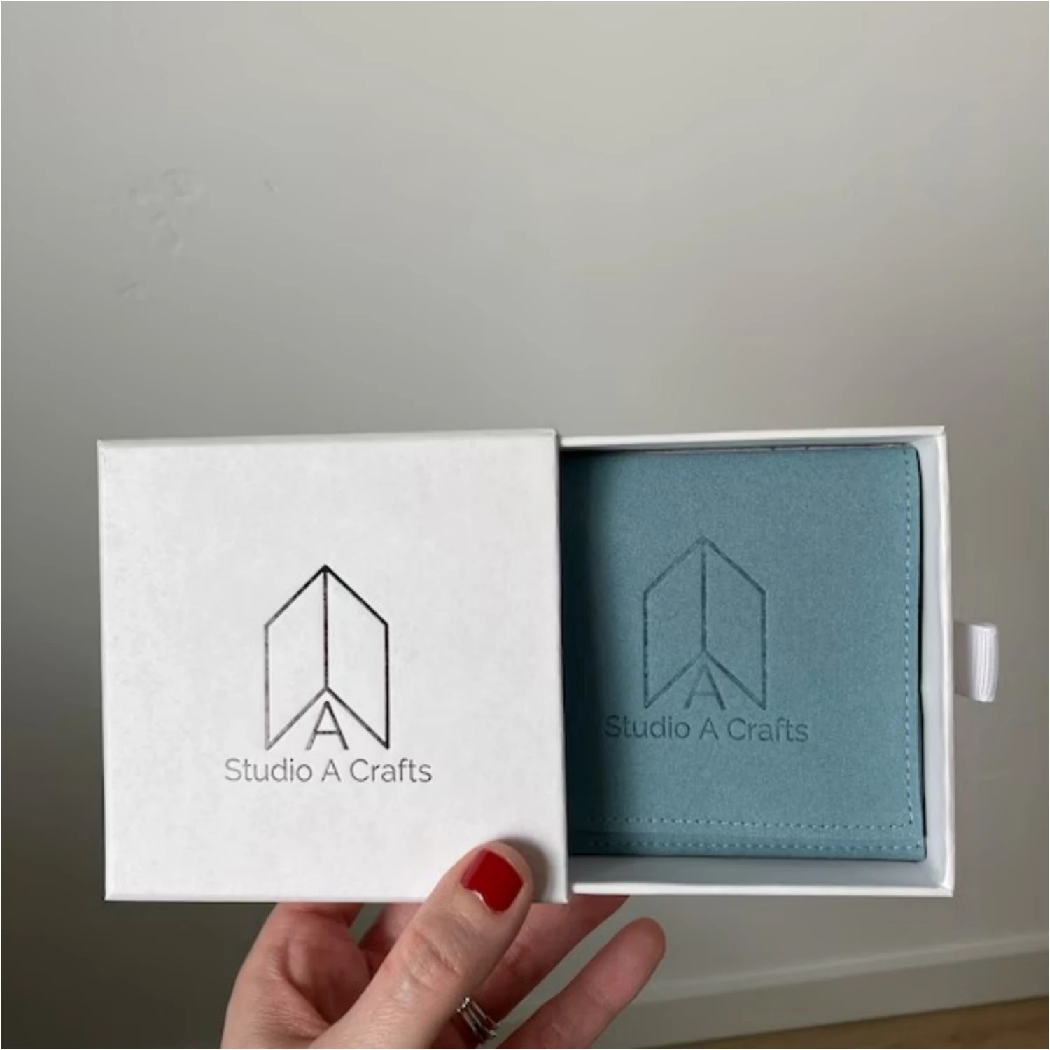 

Персонализированная фиолетовая шкатулка для драгоценностей из 20 шт. с мешочком из микрофибры: набор упаковки с логотипом