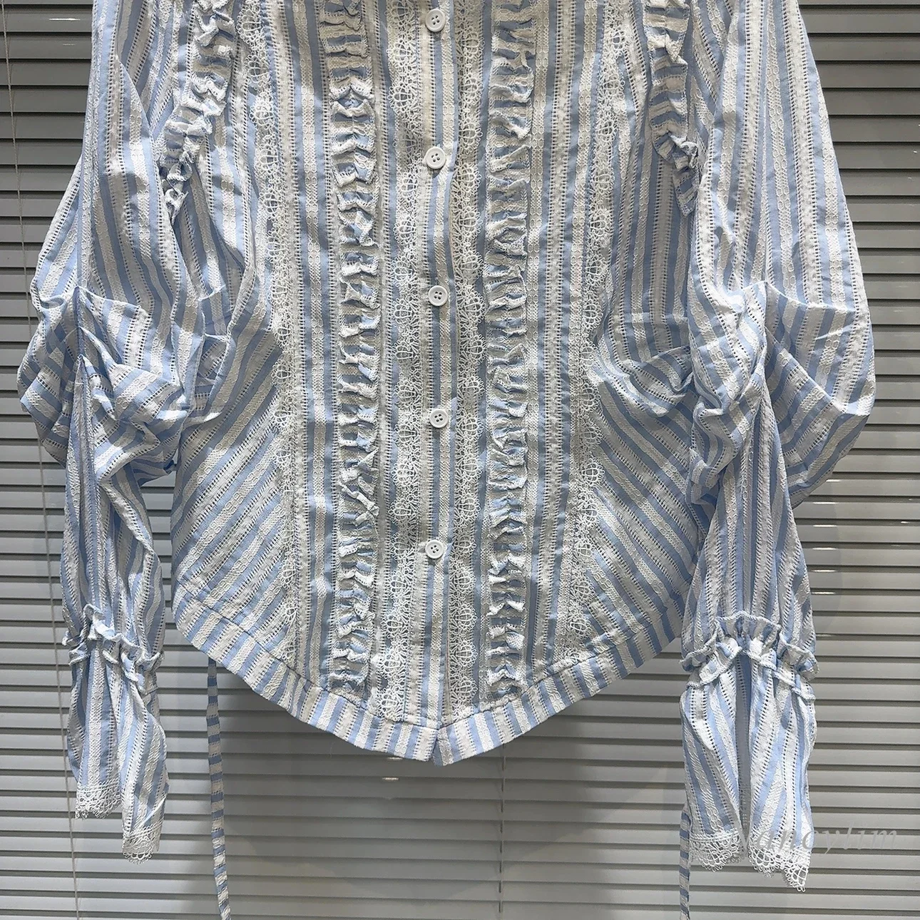 Blusa a rayas azules para mujer, camisa de manga larga con solapa, Top con costura de encaje, decoración de temperamento, novedad de otoño, 2024