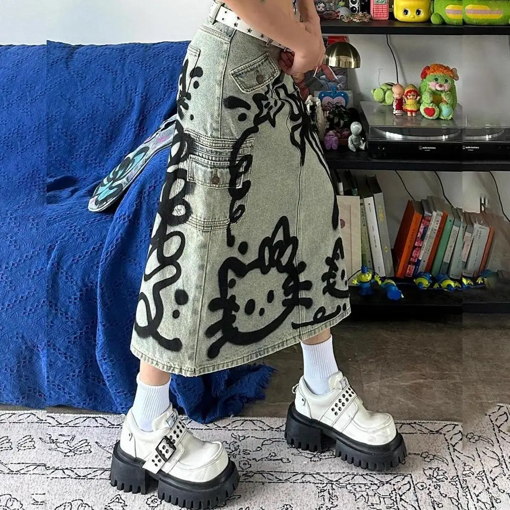 

Милая джинсовая юбка Hello Kitty, популярная американская юбка для девочек большого размера с несколькими карманами и граффити, женская тонкая юбка средней длины в упаковке бедер