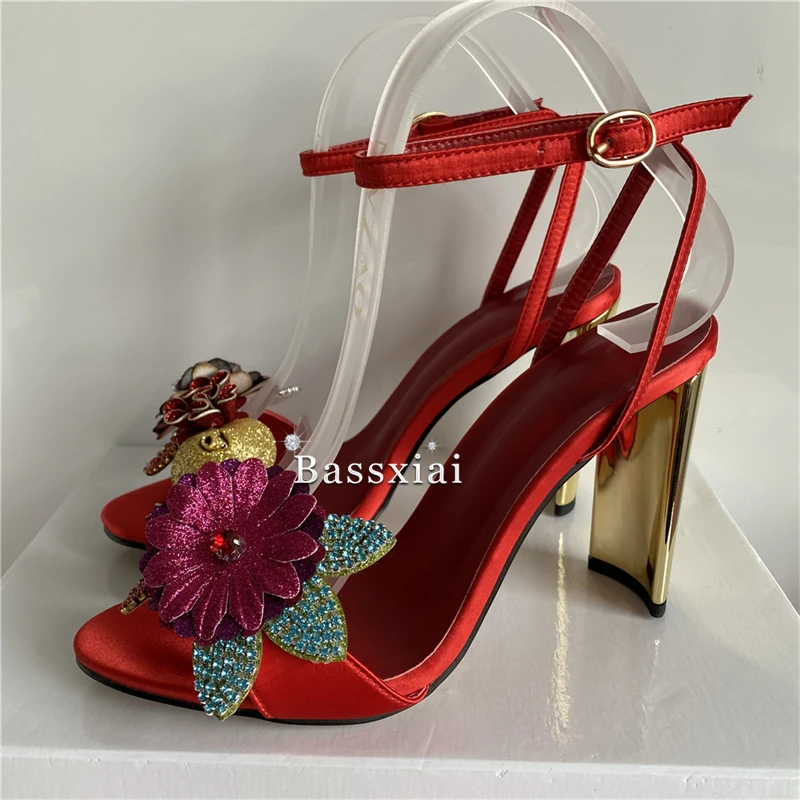 بلينغ الترتر كريستال زهرة الصنادل المرأة الصيف الفاخرة الساتان فريد كعب غريب أحذية الحفلات الحديثة للفتيات