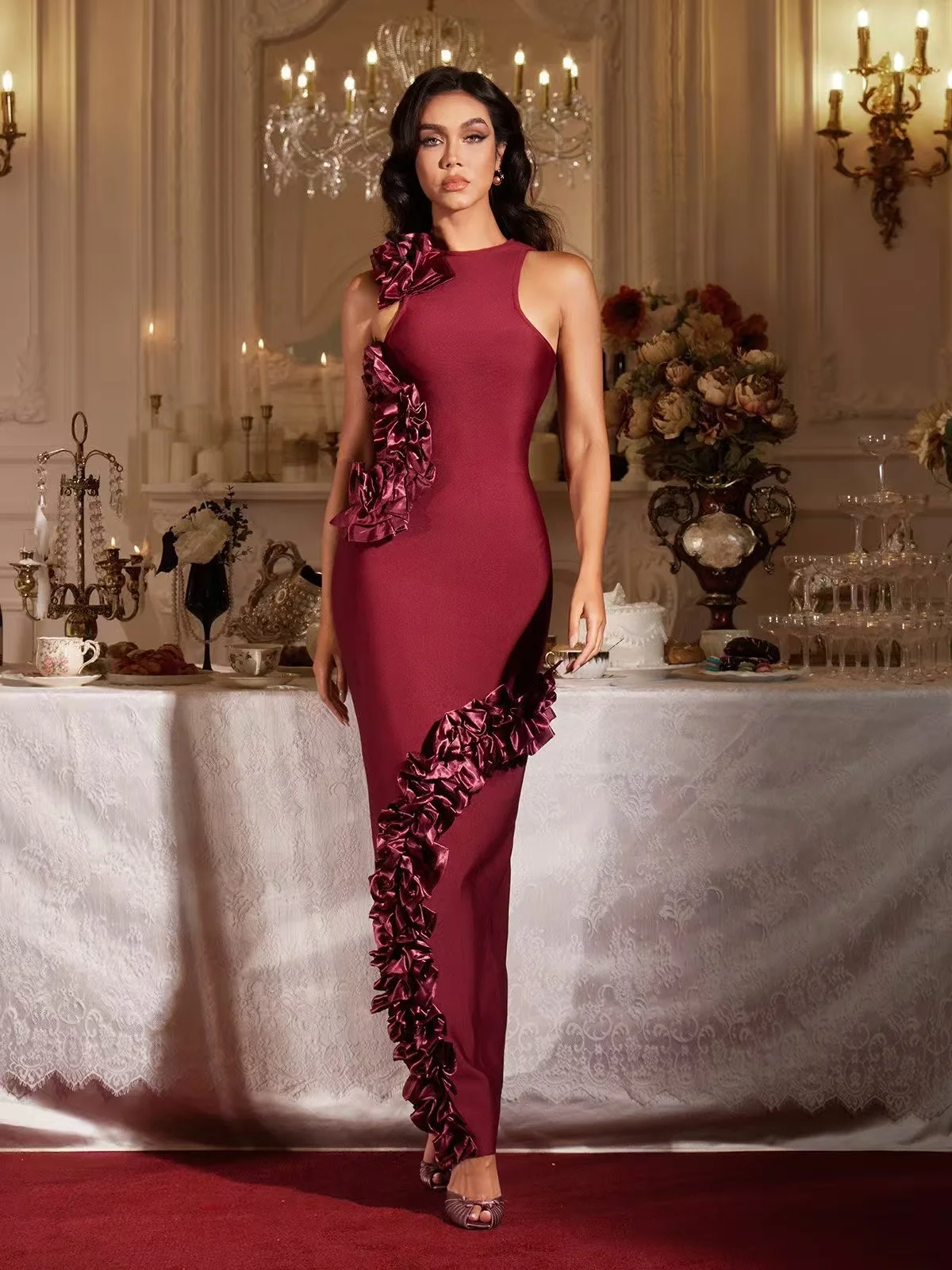 robe-longue-sans-manches-a-epaules-denudees-avec-bordure-de-col-rond-surface-brillante-et-bords-en-dentelle-plissee-epaule-unique-avec-fleur-3d-brodee