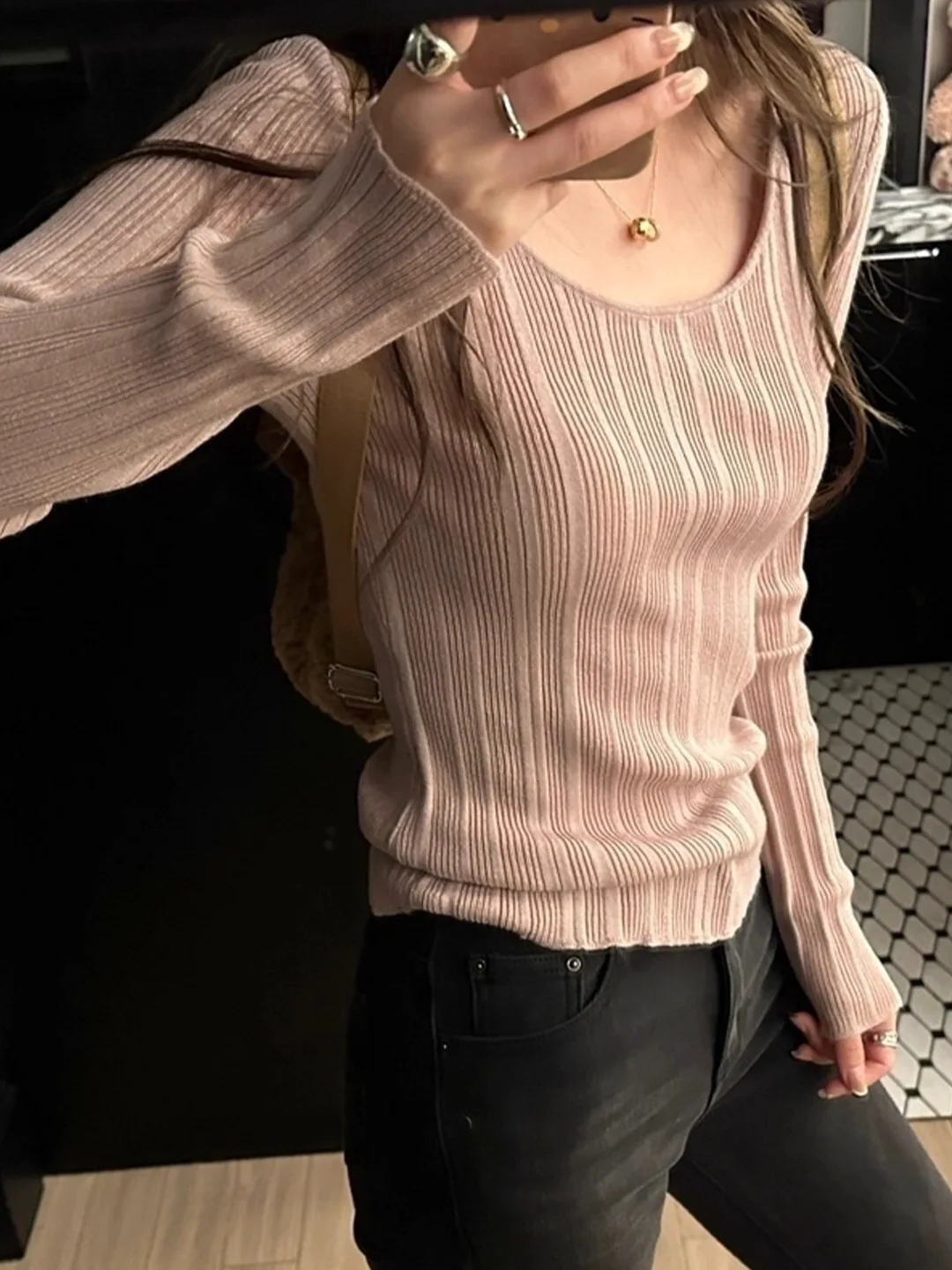 Koreańska koszulka damska z długim rękawem, w paski, dopasowana, dzianinowa, bazowa, idealna jako bielizna na jesień 2025.