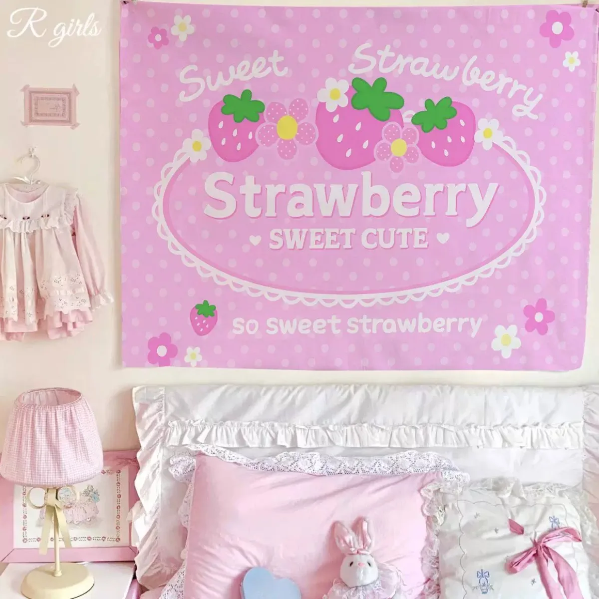 Süßer rosa Erdbeer-Wandteppich, gepunkteter Wandbehang, niedlicher Kawaii-Hintergrundstoff für ästhetische Dekoration im Schlafzimmer oder im Studentenwohnheim