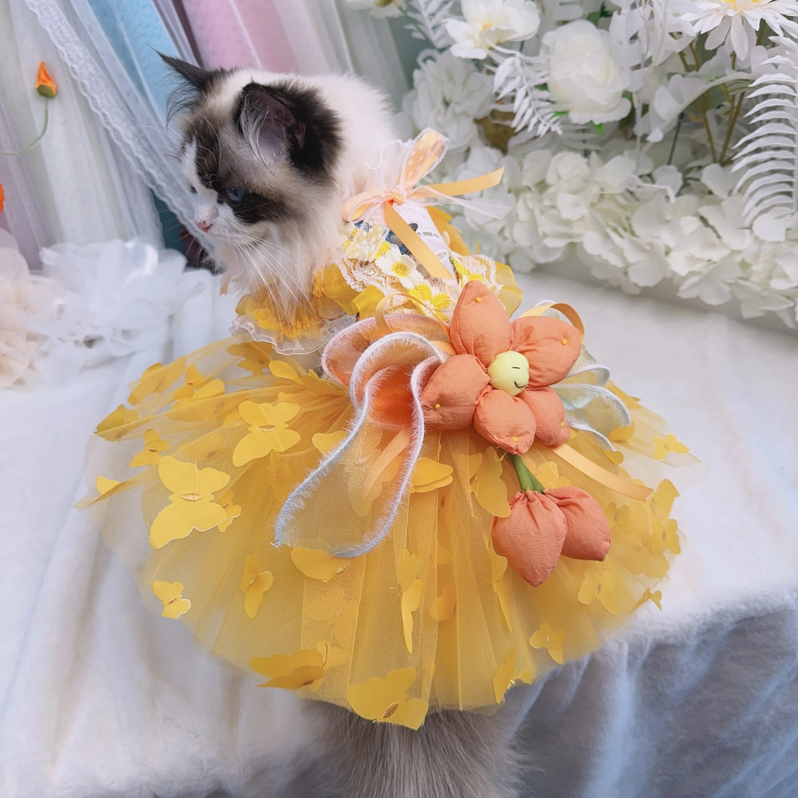 

Весенне-летняя желтая роскошная одежда для собак, тонкие полые кружевные платья ручной работы с цветком и бабочкой, вечерние платья для маленьких и средних собак, щенков
