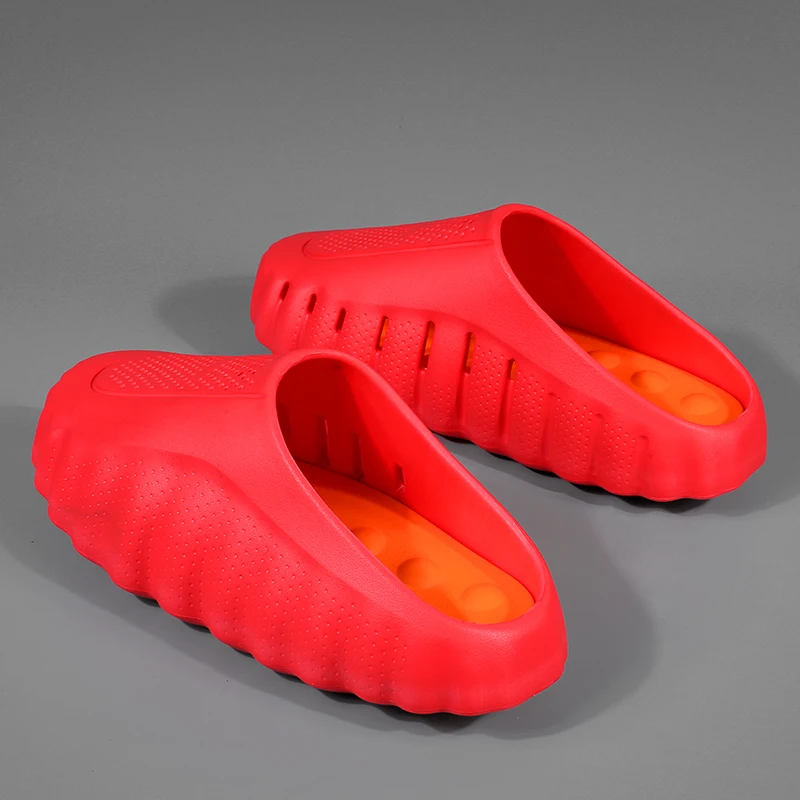 Neue Herren-Hausschuhe für den Außenbereich, weiche, dicke Sohle, atmungsaktive Sandalen, rutschfeste Badezimmer-Hausschuhe, leichte Sommer-Strandsandalen