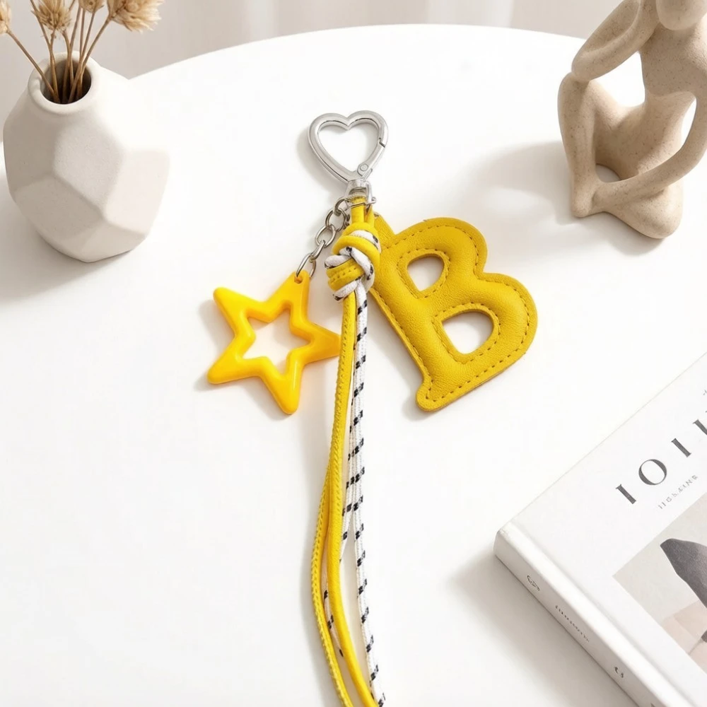 Leder A-Z Initialen-Schlüsselanhänger mit Stern-Quaste und Herz-Verschluss, Alphabet-Taschenanhänger, Personalisierter Geldbörsen- und Rucksackanhänger, Kleines Geschenk – Detail 6