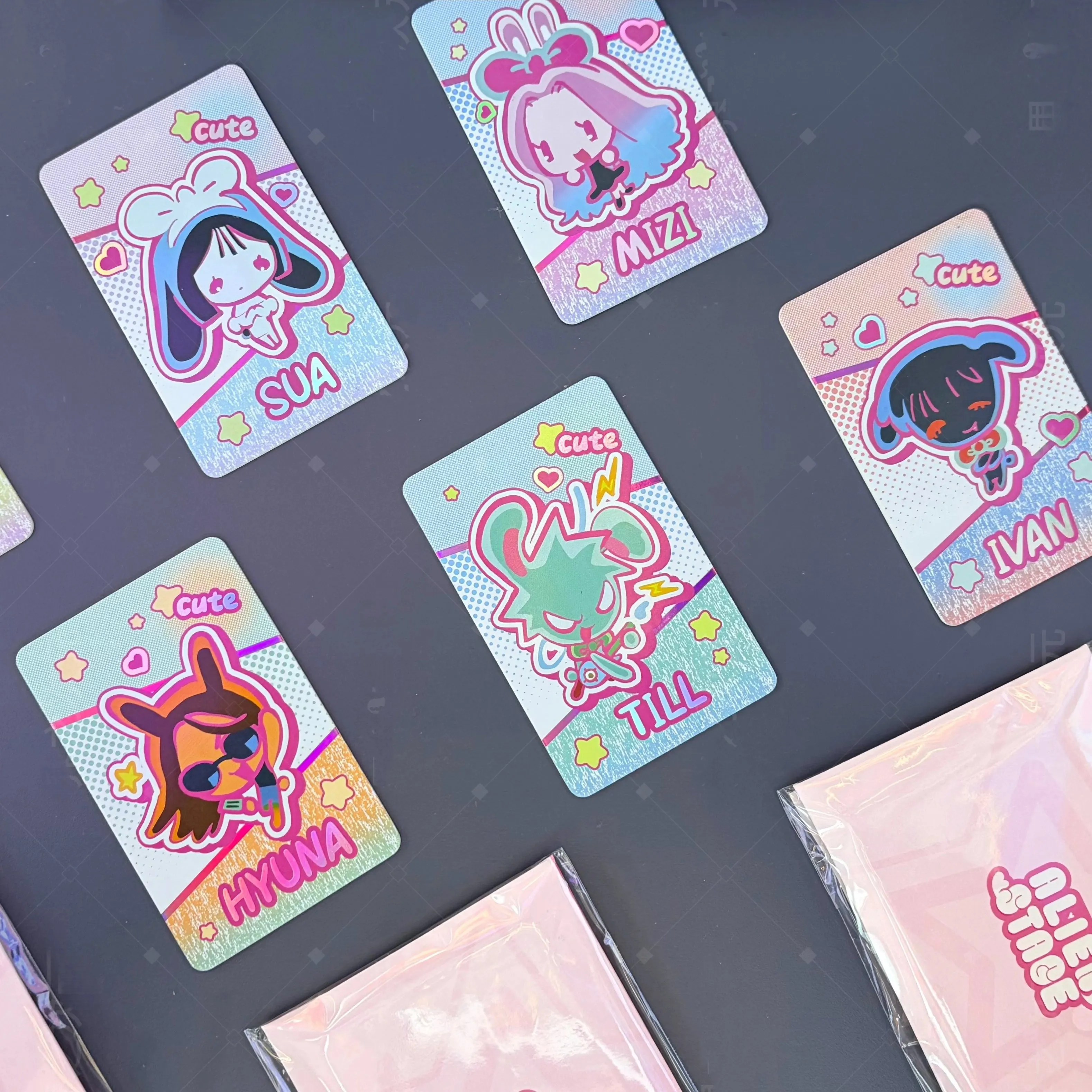 การ์ดสะสมเวอร์ชั่น Q ของแท้จากอนิเมะ Alien Stage - ของขวัญการ์ดขนาดเล็กจาก Mizi Ivan Luka Sua Hyuna Stage Till