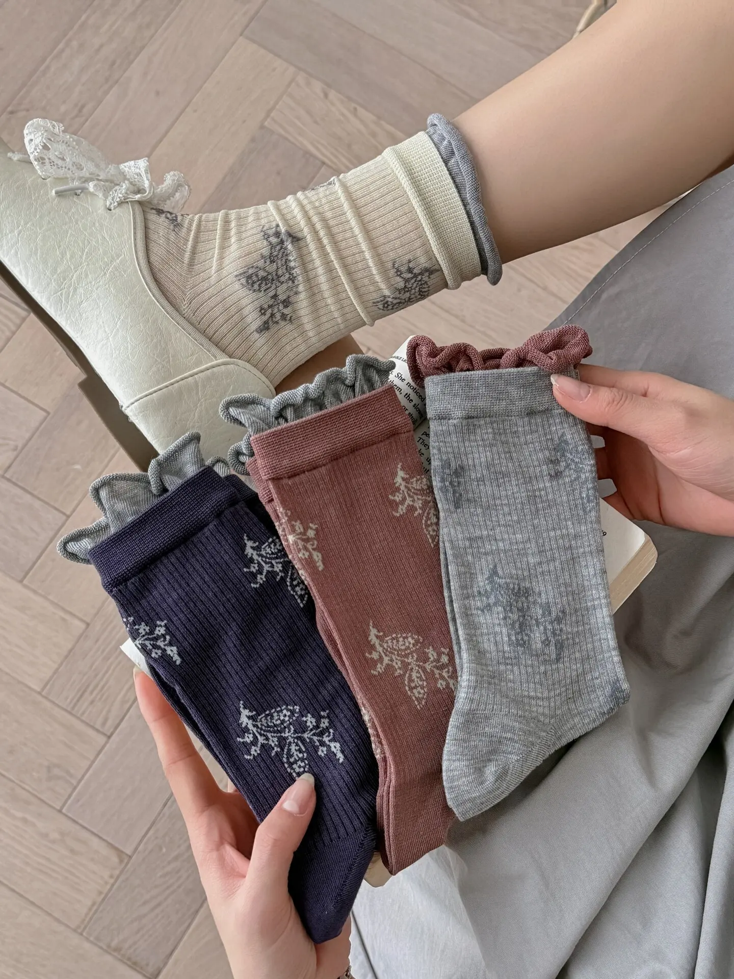 meias-femininas-ultrafinas-de-seda-macia-e-confortavel-cano-medio-estilo-vintage-de-verao-com-design-de-grao-de-madeira-respiraveis-e-casuais