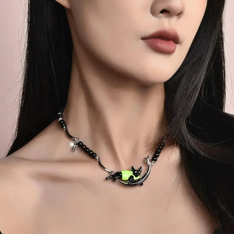 Новое колье, женщина держит лунный кот, зеленое платье, нейтральный стиль, цепочка на ключицу High Street.