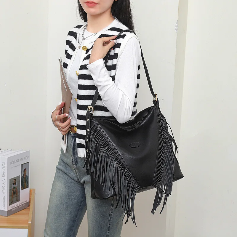 

Large capacity single shoulder crossbody bag with high aesthetic value tassel soft leather PU trendy women's bucket tote bag