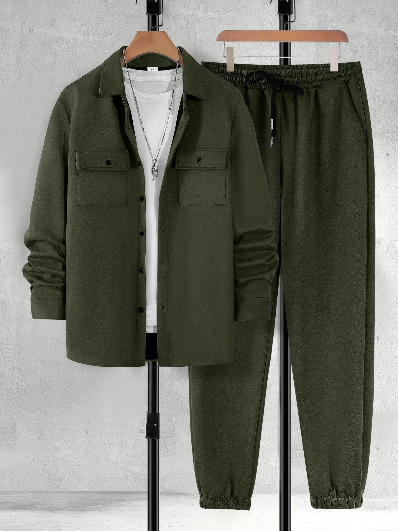 Herren Vintage Armeegrünes Utility-Set |     Button-Down-Hemd mit zwei Taschen + Jogginghose