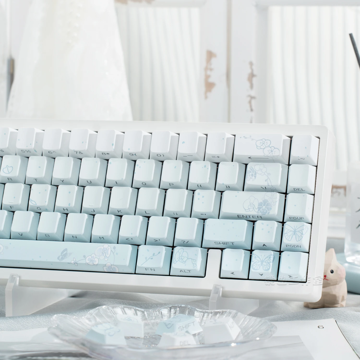 

Fog butterfly factory gradual change side engraved light transmission keyboard keycap PBT hot sublimation 68 75 84 87 98 108