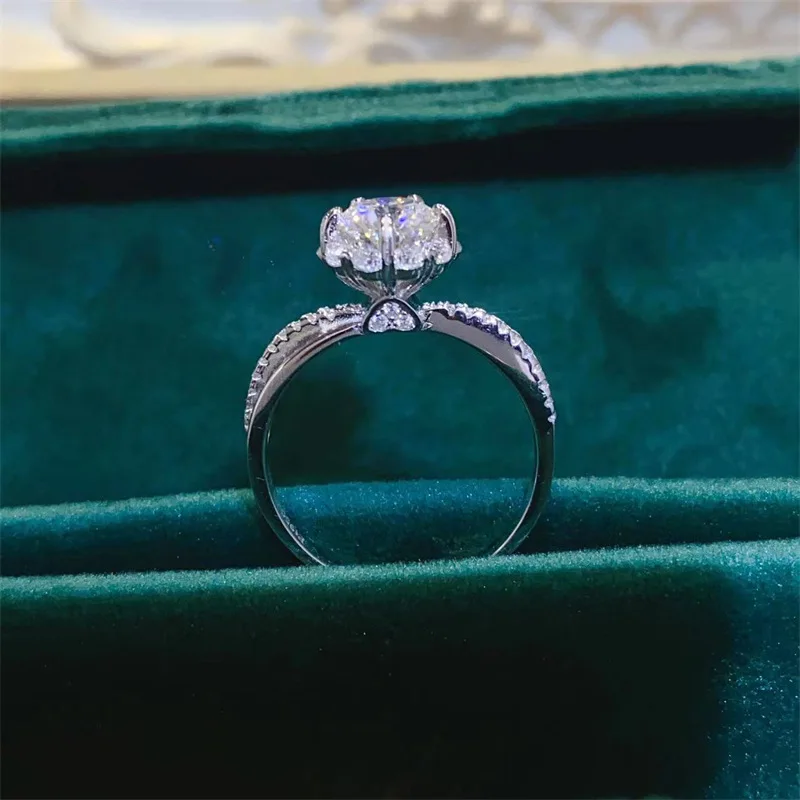 

Banquet Style Starry Luxury Ring For Women 1ct Moissanite PT950 Platinum | Star element, eye-catching for occasions