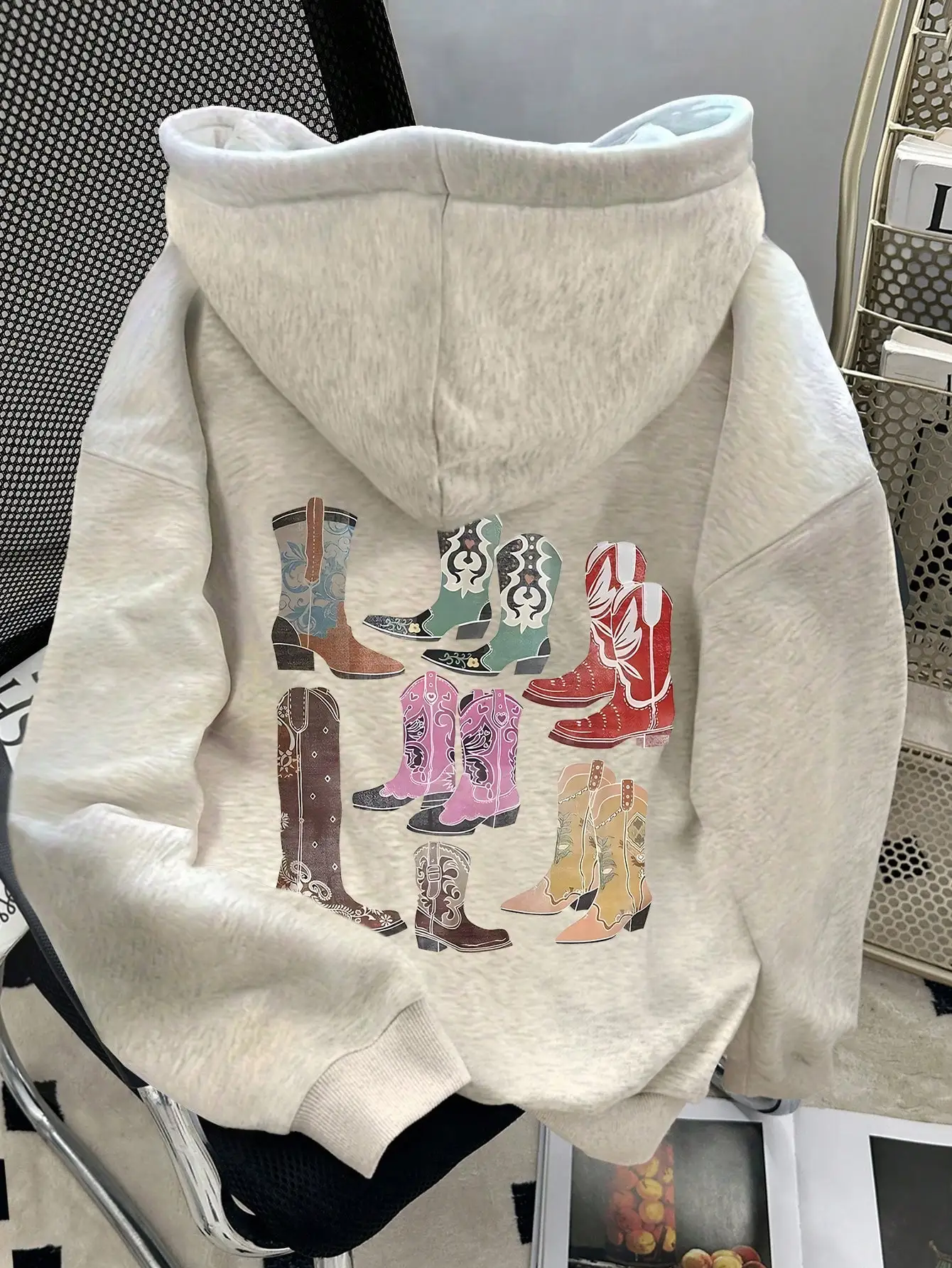 เสื้อฮู้ดพิมพ์ลายบูทสไตล์ตะวันตกสำหรับผู้หญิง เสื้อสวมหัวลำลองแบบไหล่ตกสำหรับฤดูใบไม้ร่วง กลับไปโรงเรียน และงานรับปริญญา