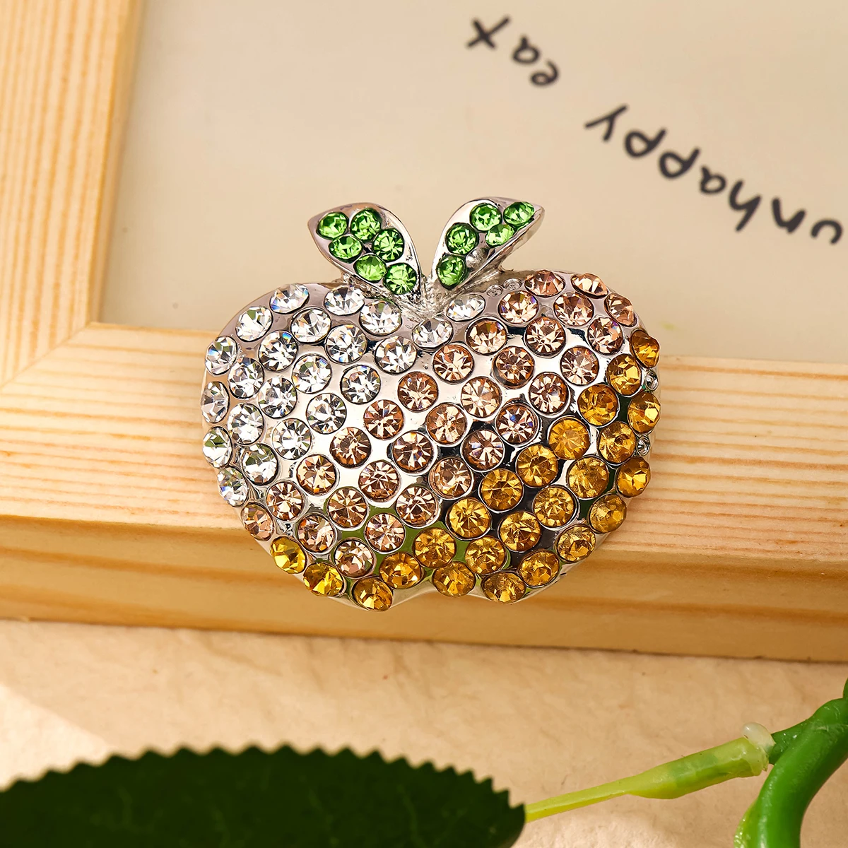 A fashionable apple brooch fruit brooch is suitable for women's daily wear