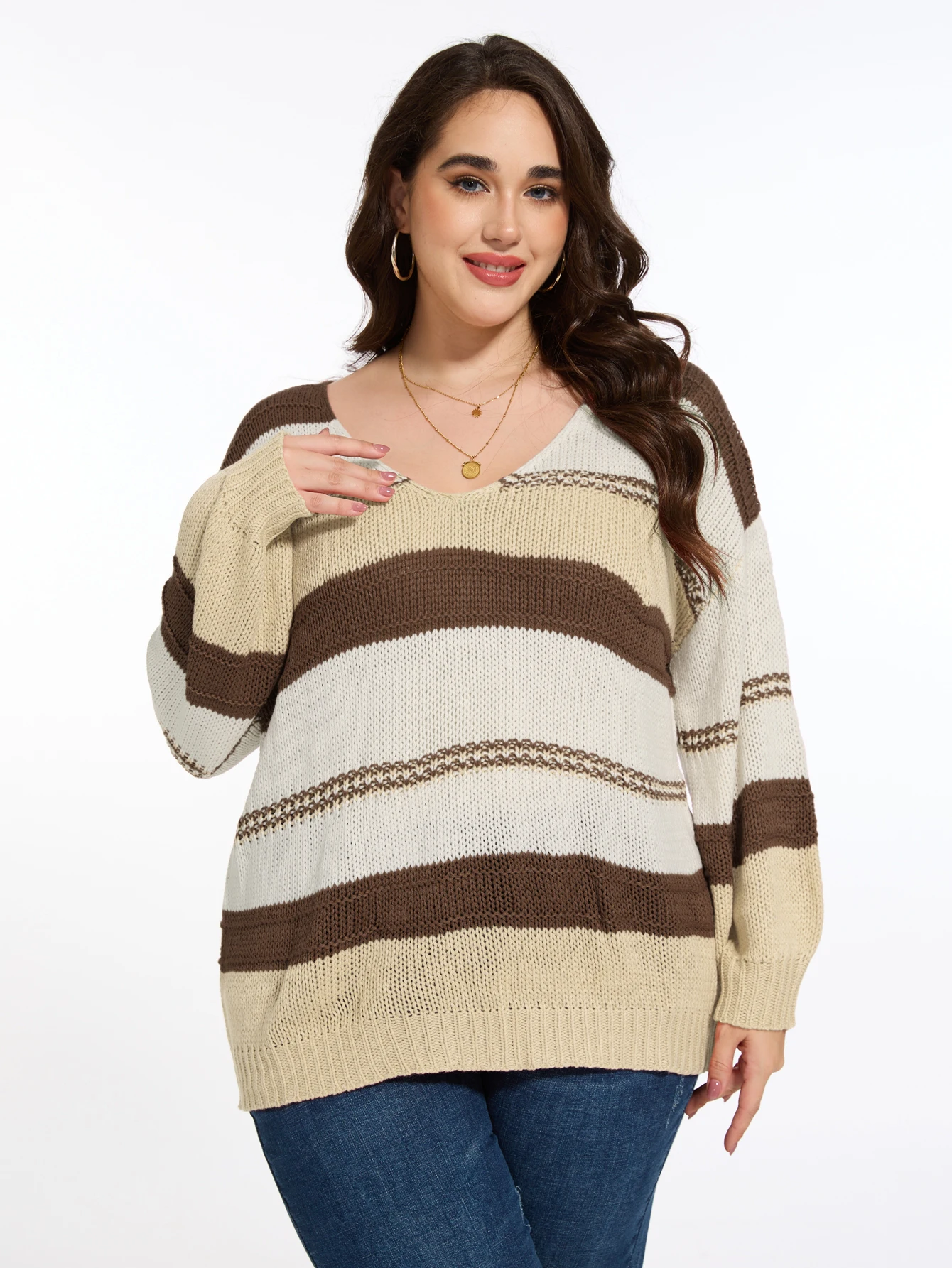 

Свободный трикотажный пуловер больших размеров с V-образным вырезом и полосками