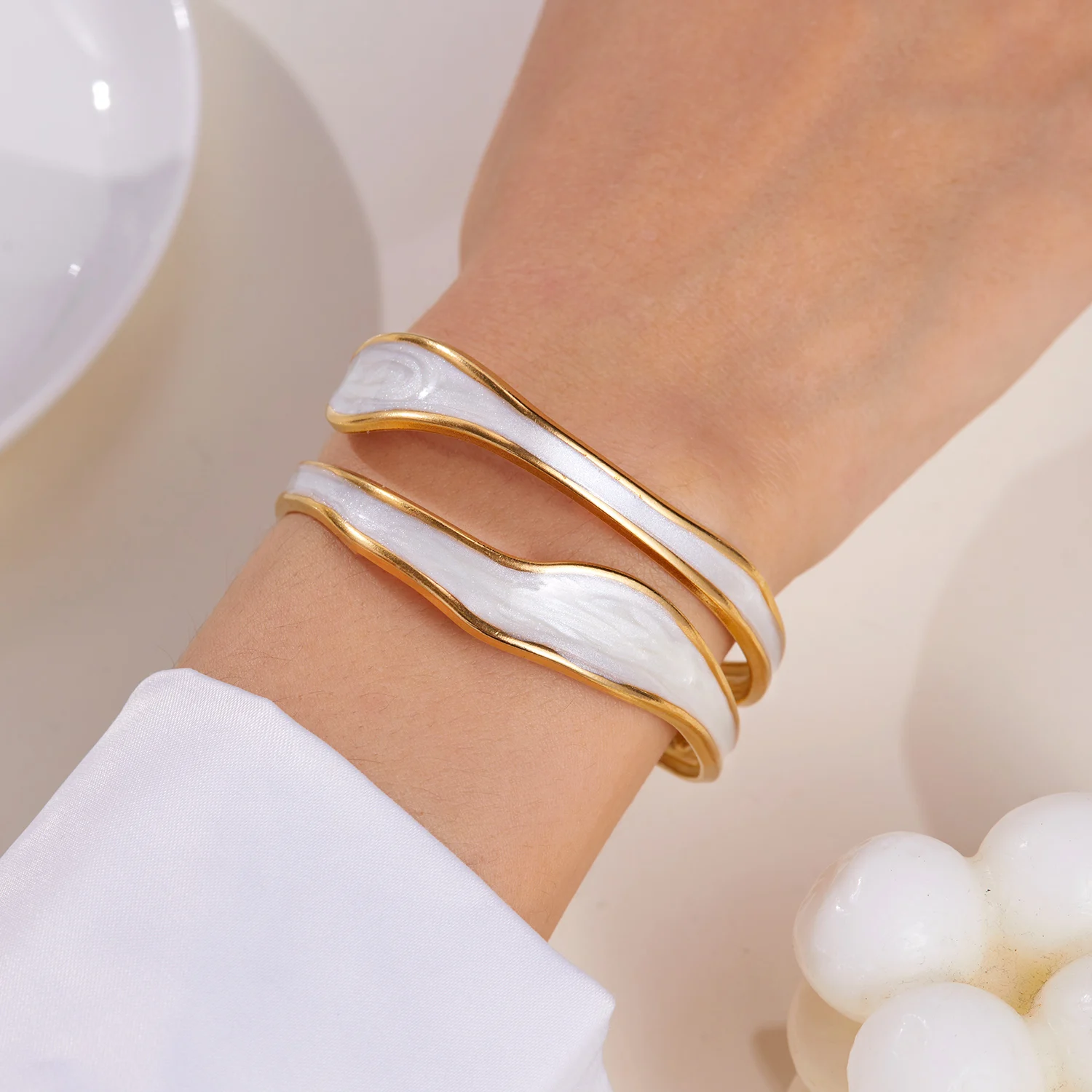 Offenes Vintage-Armband aus weißem Emaille-Edelstahl für Damen, einfaches Metall, unregelmäßige Form, geometrisches Armband, kein Verblassen von Schmuck – Detail 9