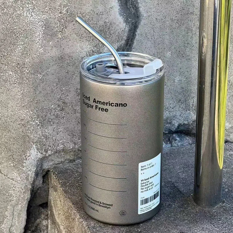 600 ml Kaffeetasse Edelstahl Thermo-Wasserflasche mit Strohhalm Eis Amerikanischer Kaffeetasse Doppelschichtiger Isolierflaschenbecher