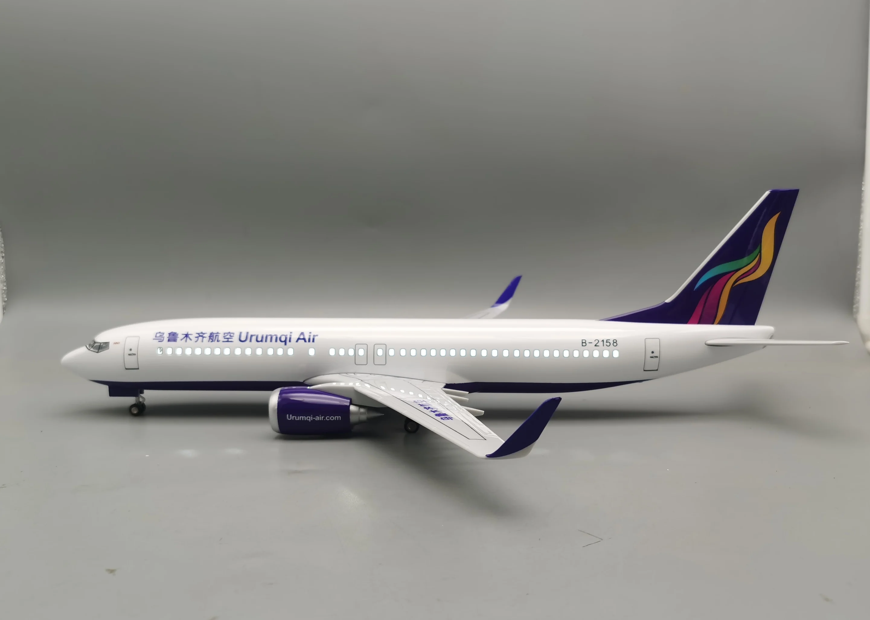 1:85 Scale Boe-ing 737 Ukraine International Airlines B737 Airplane Models 47cm Die-Cast Resin With Plastic Model  Displays