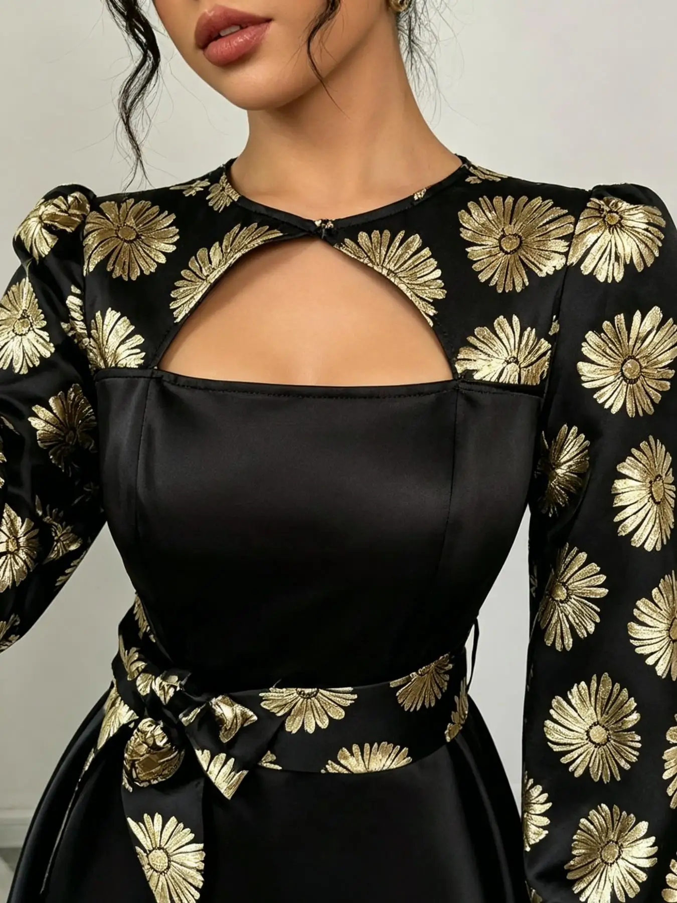 Goldenes Blumen-Abendkleid Luxuriöser Eleganter Stil mit Ausschnitt und Spitzenärmeln Glockenförmiger Satin-Körper Formelles Kleid für Festliche Anlässe – Detail 9