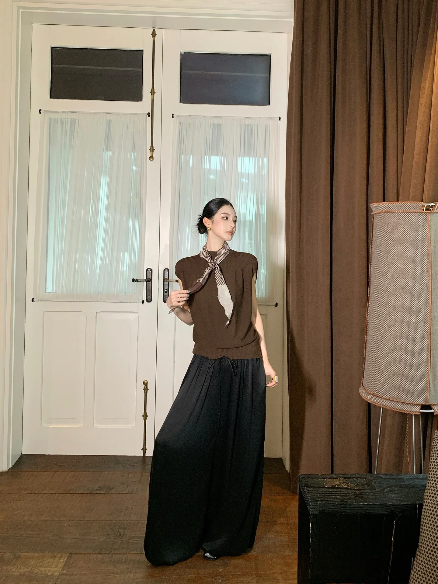 

Женская модная футболка ALIN Milk Apricot Silk Knitted с коротким рукавом, укороченная, с эффектом накидки, с маленьким воротником, модель AL6MZT