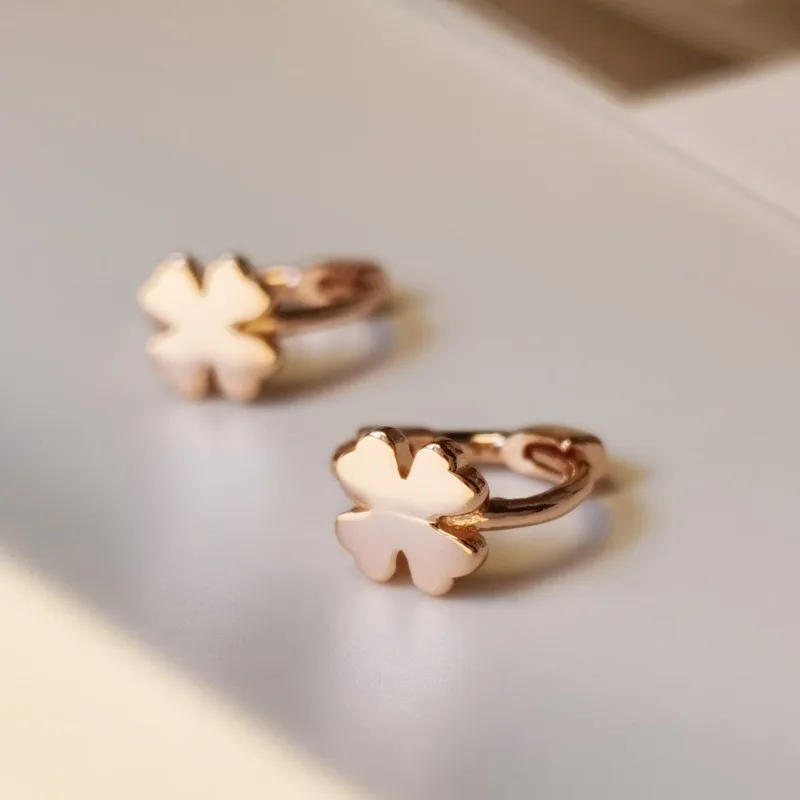 

S925 whole body Tremella buckle earrings simple small earbone earrings women's small fresh four-leaf clover mini