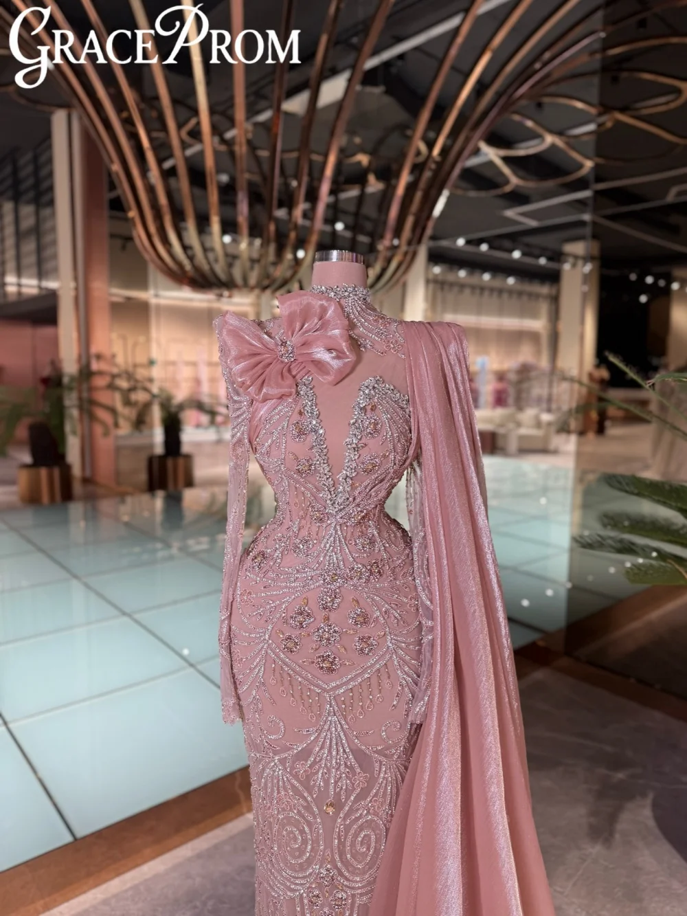 Rosa handgefertigtes Perlen-Abendkleid mit Schleife, exquisites Hochzeitskleid mit hohem Kragen, maßgeschneidertes bodenlanges Kleid für den roten Teppich