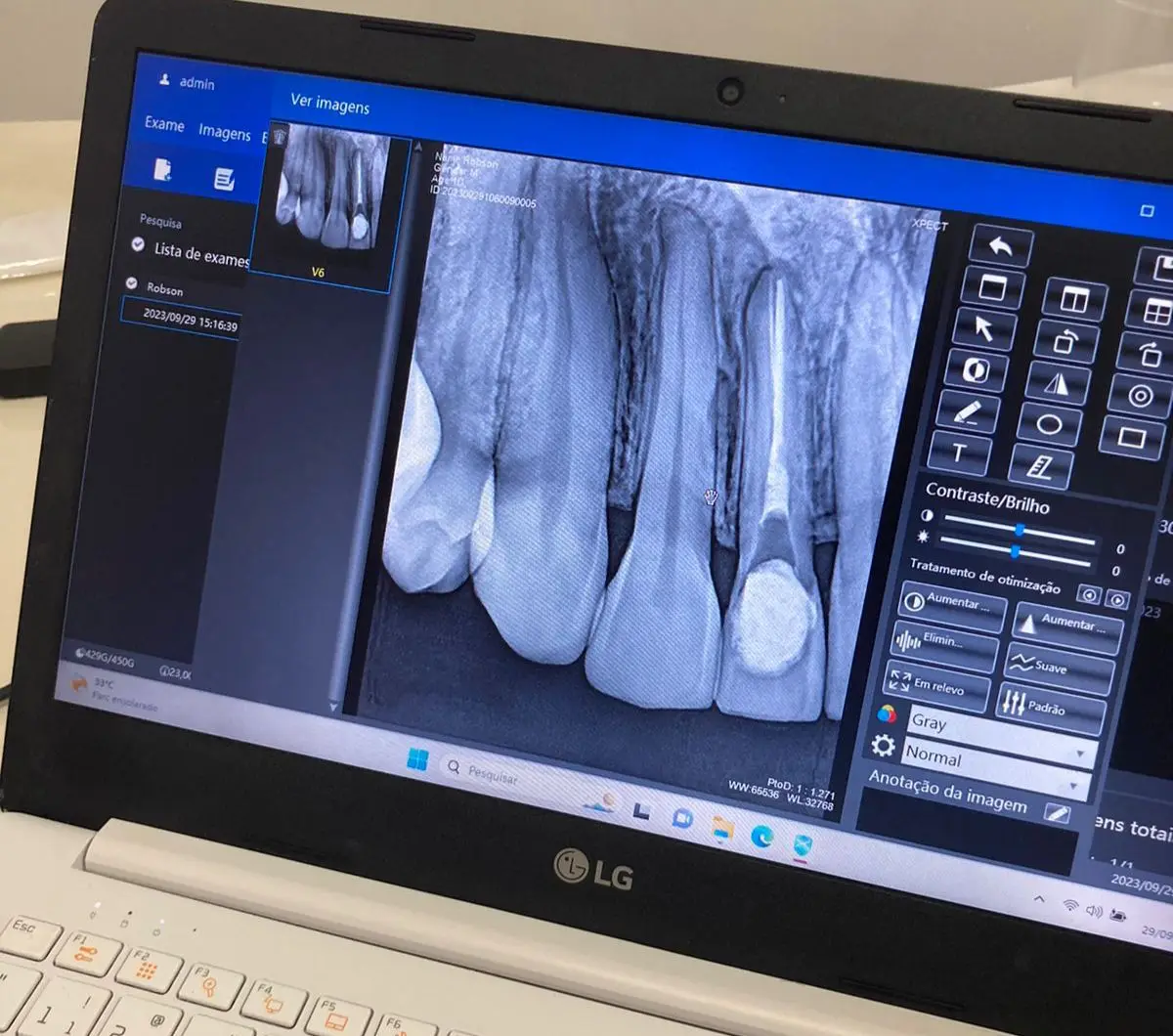 

Data charging cable, USB computer connection cable, with plastic stand. Black plastic box