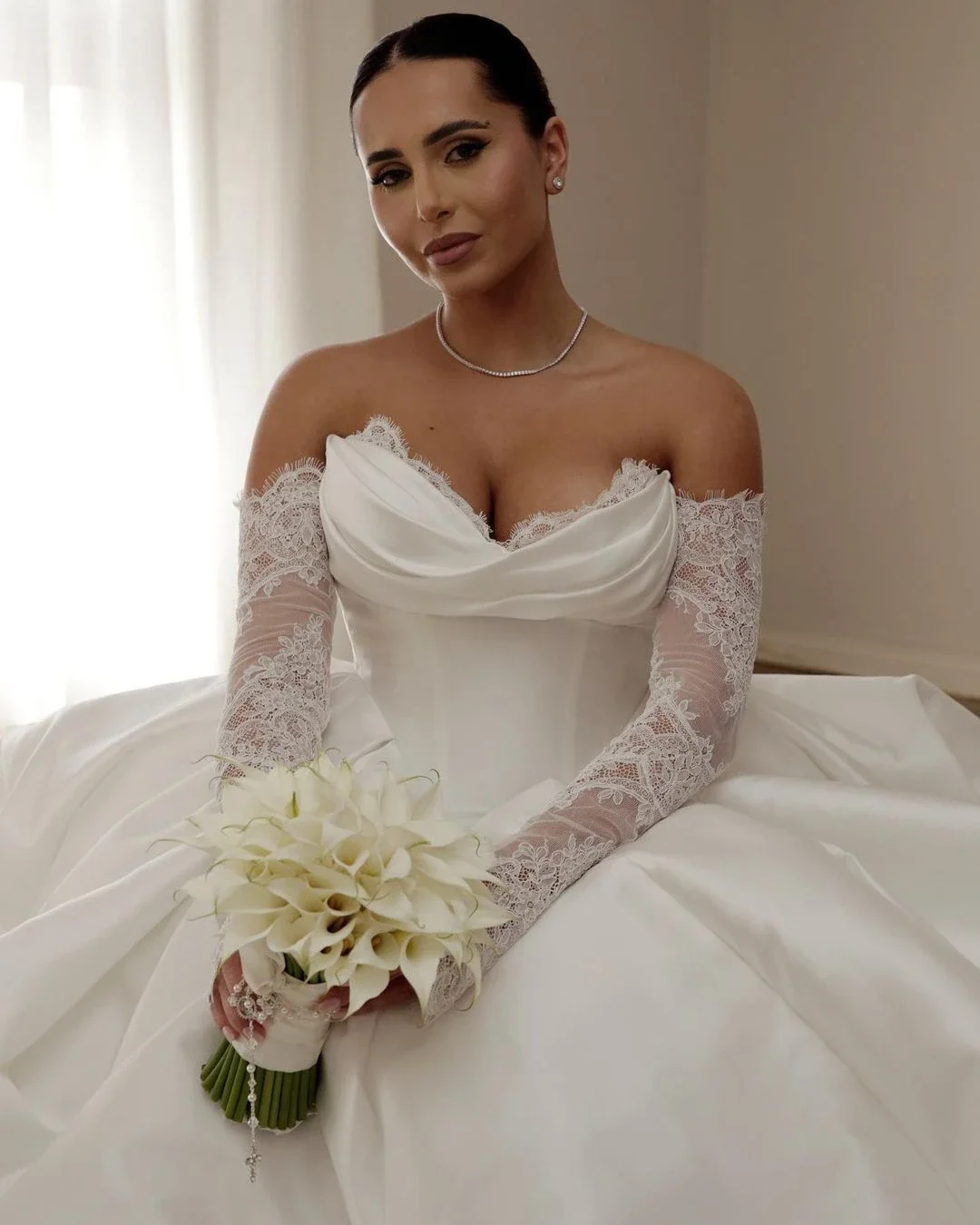 ชุดแต่งงานทรงเอไลน์ผ้าซาตินเนื้อเงาหรูหราแบบสั่งตัดของ Flavinke ชุดราตรีทรงบอลกาวน์คอวีเซ็กซี่ แต่งระบายลูกไม้ พร้อมชายกระโปรงยาว  ไซส์ชุดแต่งงาน