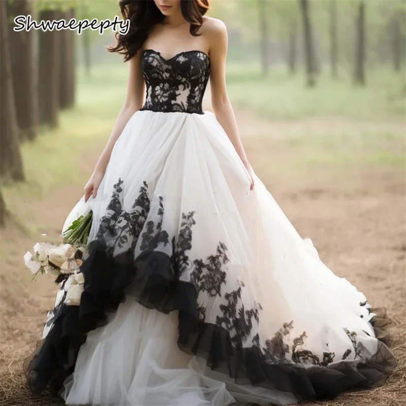 Classic Black And White Wedding Dress Tiered Lace Appliques Sweetheart Lace-Up A Line Long Gothic Bridal Gowns 2024 Customized