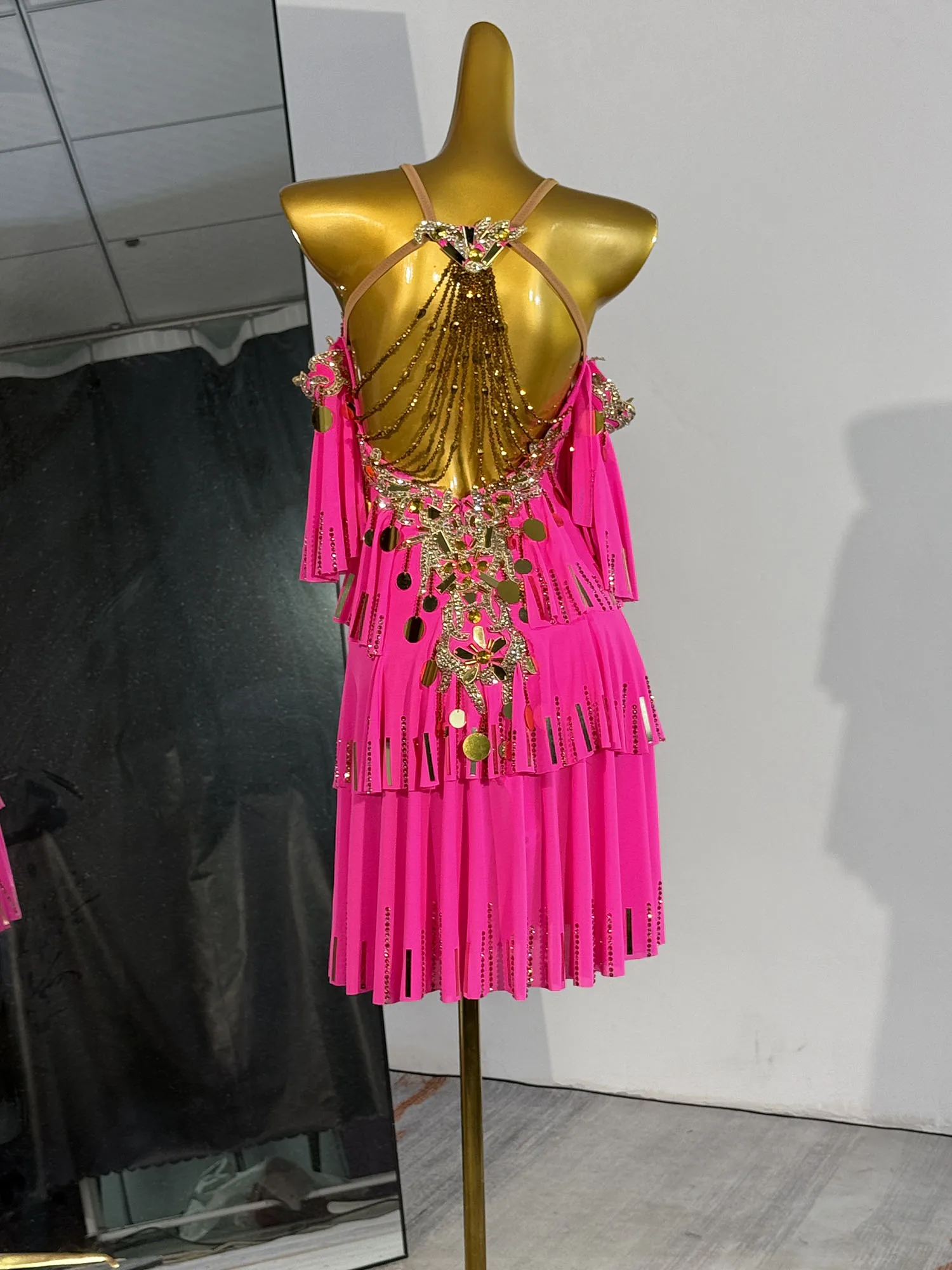 Różowa profesjonalna sukienka do tańca latynoamerykańskiego – dopasowana, ręcznie wykonana dekoracja, idealna dla artystów i imprez balowych