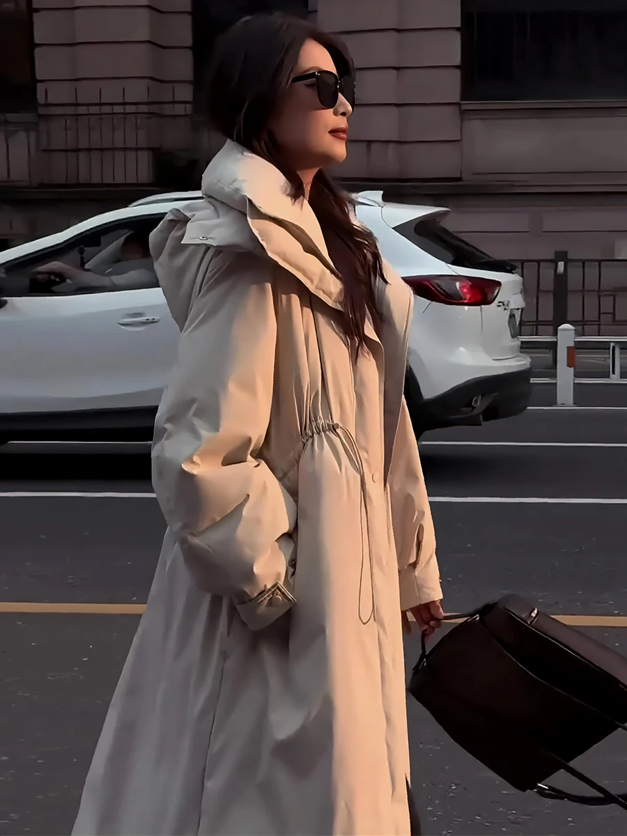 Elegante Piumino Lungo da Donna in Piuma d'Oca Bianca con Cappuccio e Design con Cordoncino, Capospalla Invernale