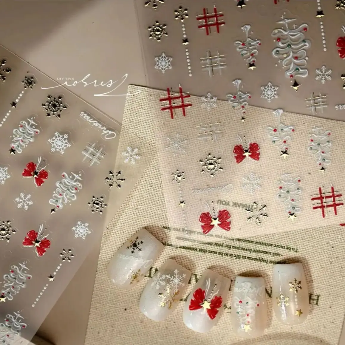 الشتاء شجرة عيد الميلاد الأحمر Bowknot ستار الثلج كريستال الكرة ثلج الزنجبيل سانتا كلوز مسمار الفن ملصقات جديدة الشارات أداة