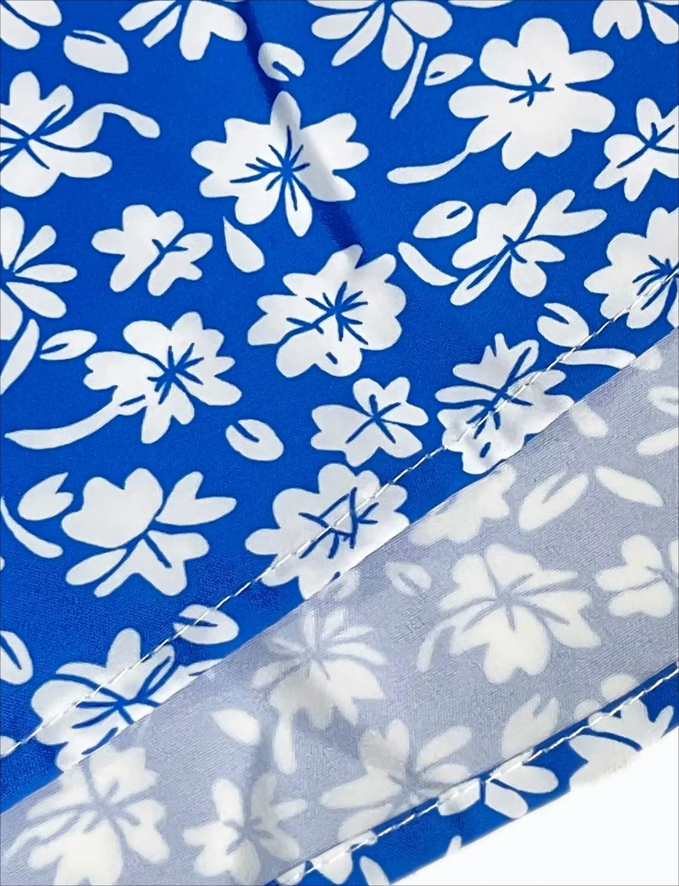 작은 꽃무늬와 얇은 스파게티 스트랩이 있는 캐미 드레스는 해변 휴가와 여름에 적합합니다.