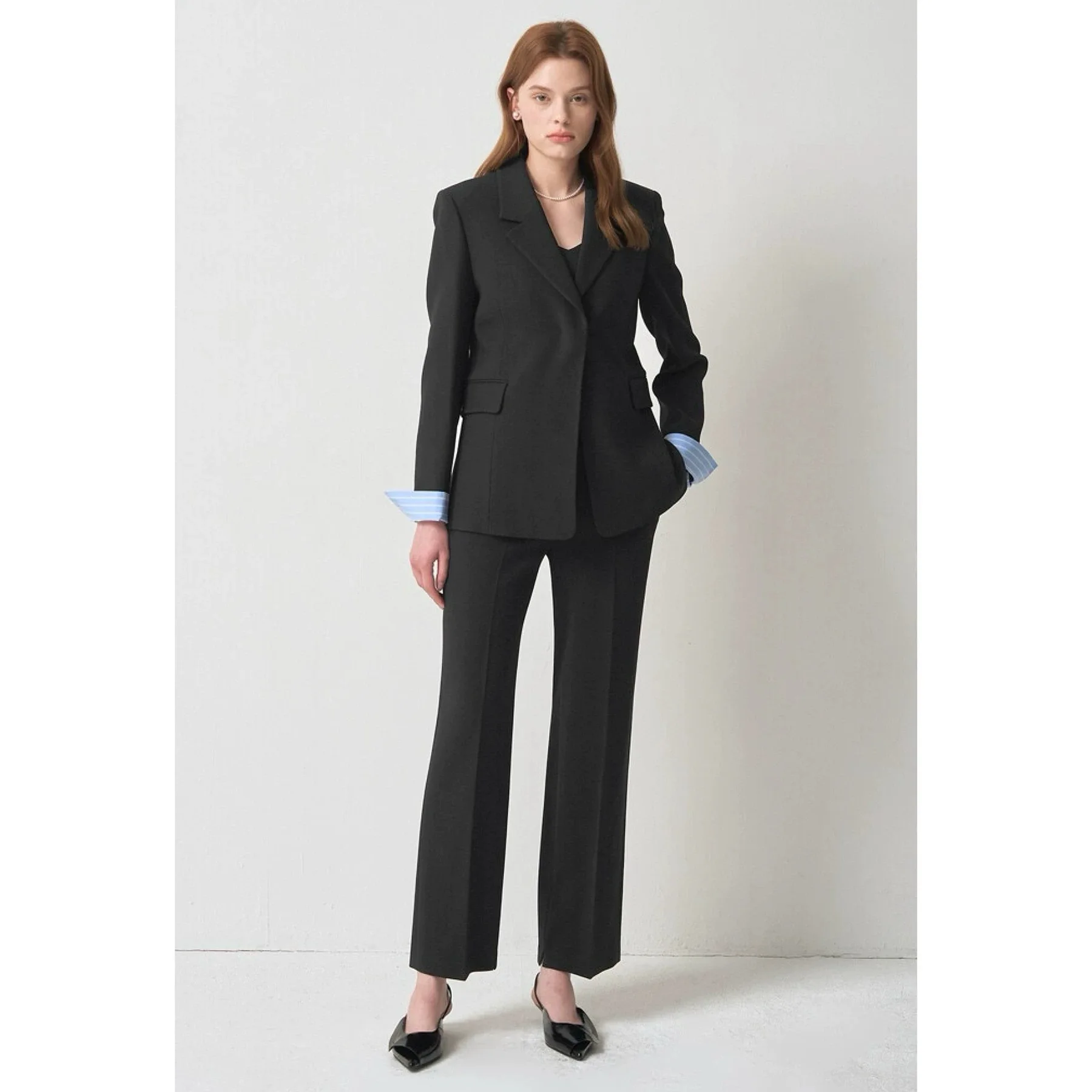 

Классический универсальный деловой костюм: пиджак и брюки, комплект из двух предметов, с длинными рукавами, приталенный крой, однотонный, на одной пуговице, для женщин