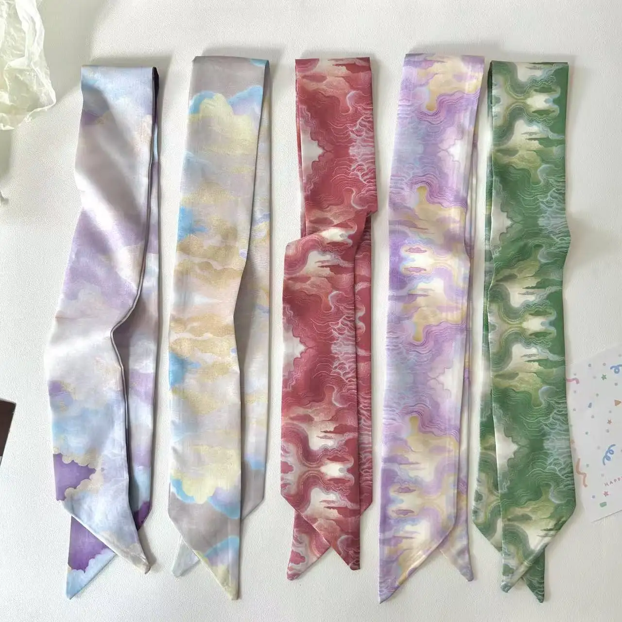 

Свежий и шикарный шелковый шарф. Модный аксессуар для волос для женщин. Универсальный высокомодный галстук для волос. Универсальная лента для завязывания и укладки.