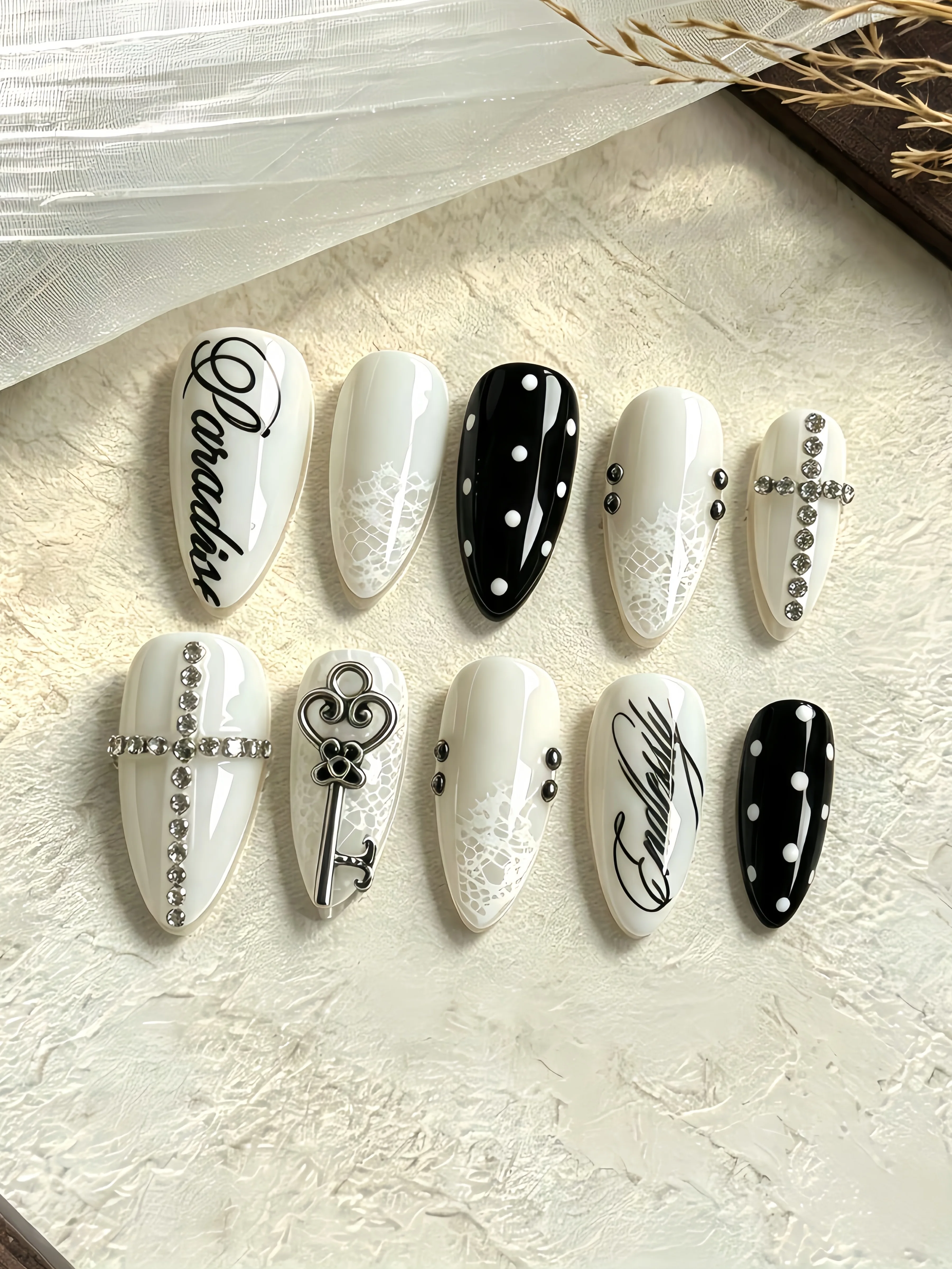 10 faux ongles en forme d'amande, autocollants pour ongles style gothique chic et cool à pois métalliques, pièces d'ongles élégantes style punk avec strass en forme de croix, faux ongles polyvalents pour l'automne et l'hiver, style Halloween, pour filles matures et audacieuses.