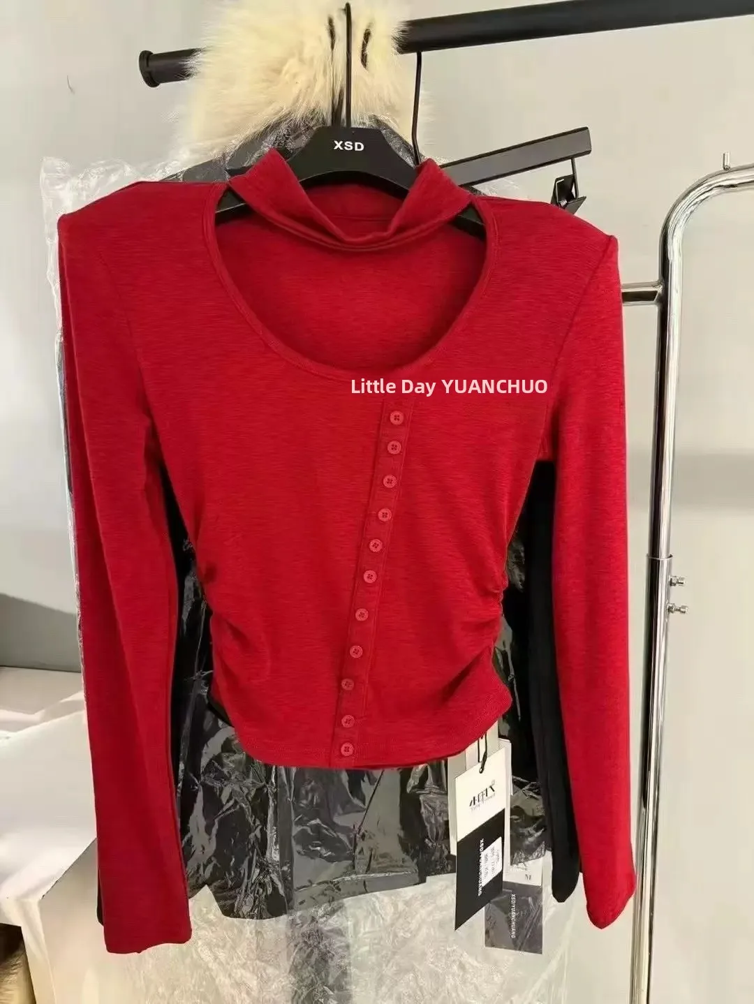 تي شيرت نسائي ربيعي 2026 بقصة ضيقة وأكمام طويلة، تصميم كوري أنيق بأزرار معلقة وتصميم مجوف...