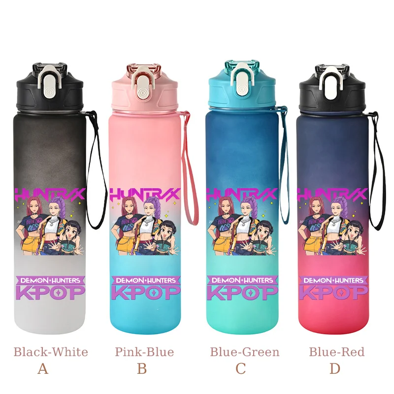 ขวดน้ำ KPop Demon Hunters ขนาด 800 มล. พร้อมหลอดดูด ลายมิรา รูมิ โซอี้ ขวดเชคเกอร์พร้อมสายสะพายพกพา แก้วน้ำสำหรับเดินทาง ของขวัญสำหรับแฟนคลับ