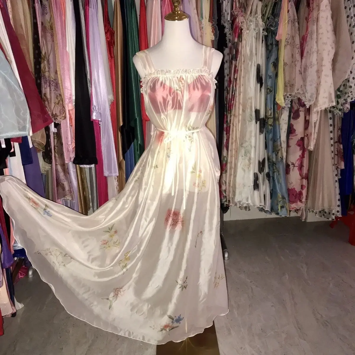 섹시한 남성용 플로럴 프린트 러플 민소매 새틴 나이트 드레스 시스루 광택 시시 캐미솔 롱 드레스 여성 플러스 사이즈 슬리핑 로브